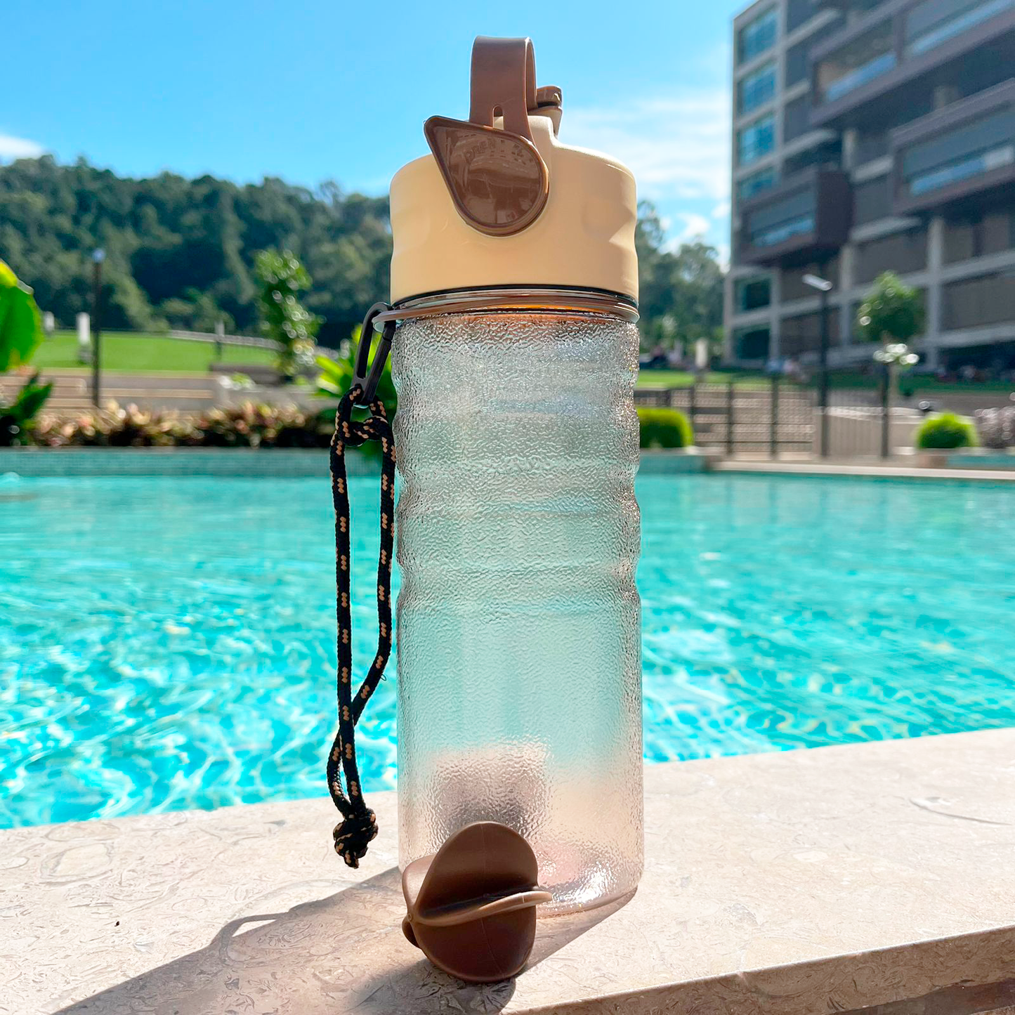 Botella hermética deportiva para el gimnasio 900 ml