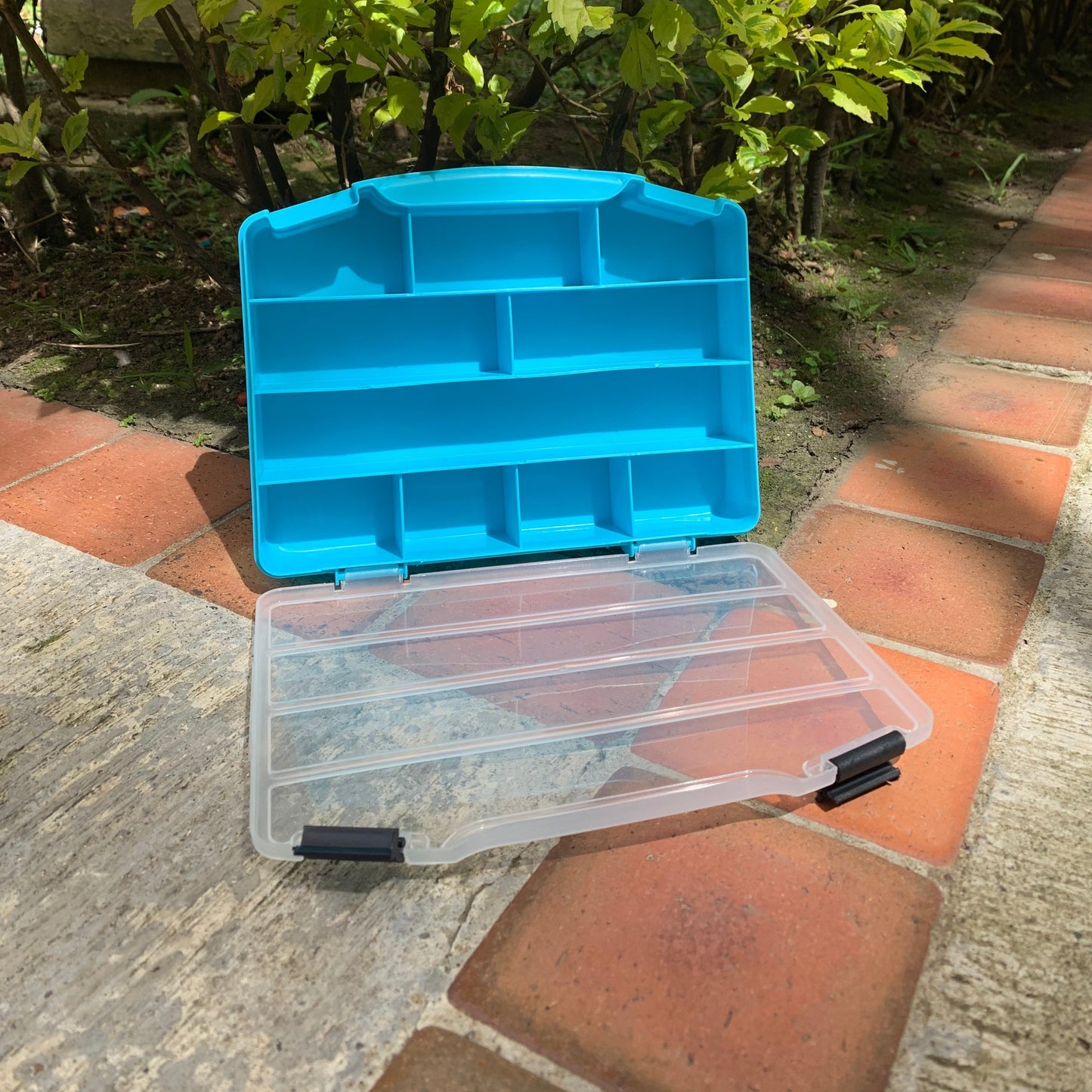 Caja de almacenamiento con compartimentos y tapa de seguridad