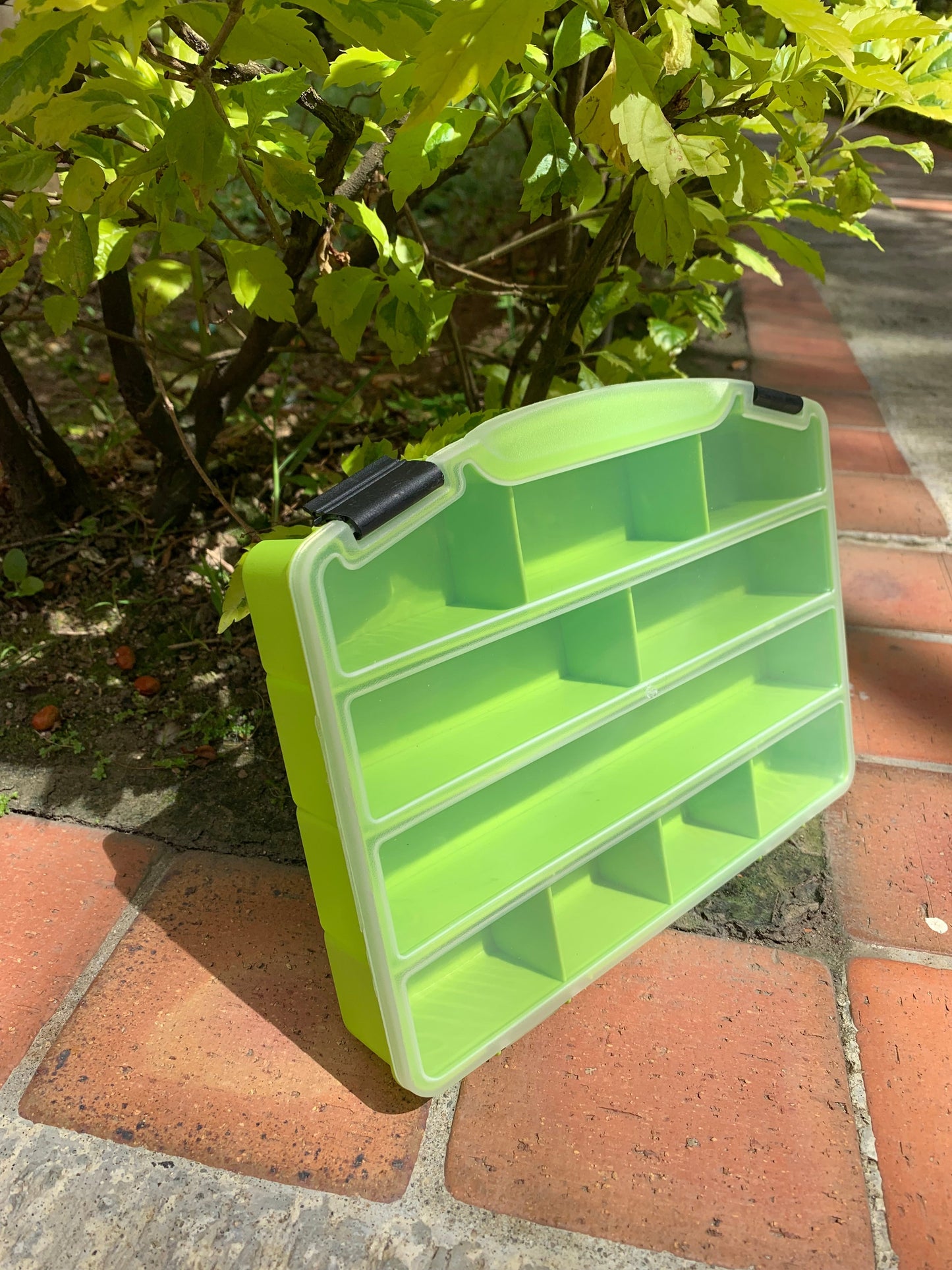 Caja de almacenamiento con compartimentos y tapa de seguridad