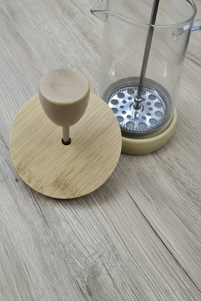 Vista superior prensa francesa bambú borosilicato mostrando tapa redonda y filtro de malla dentro del vaso - detalle del émbolo