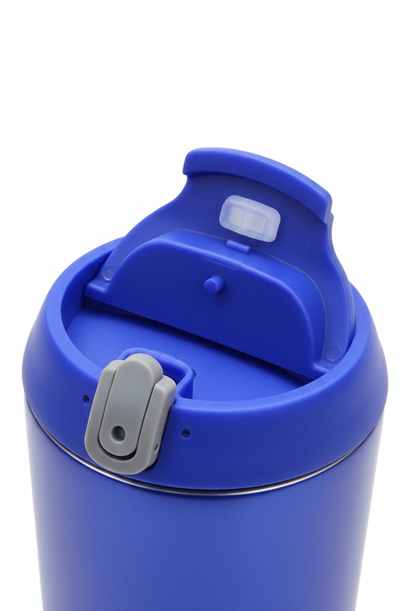 Detalle tapa flip del vaso térmico Hi azul - vista superior abierta