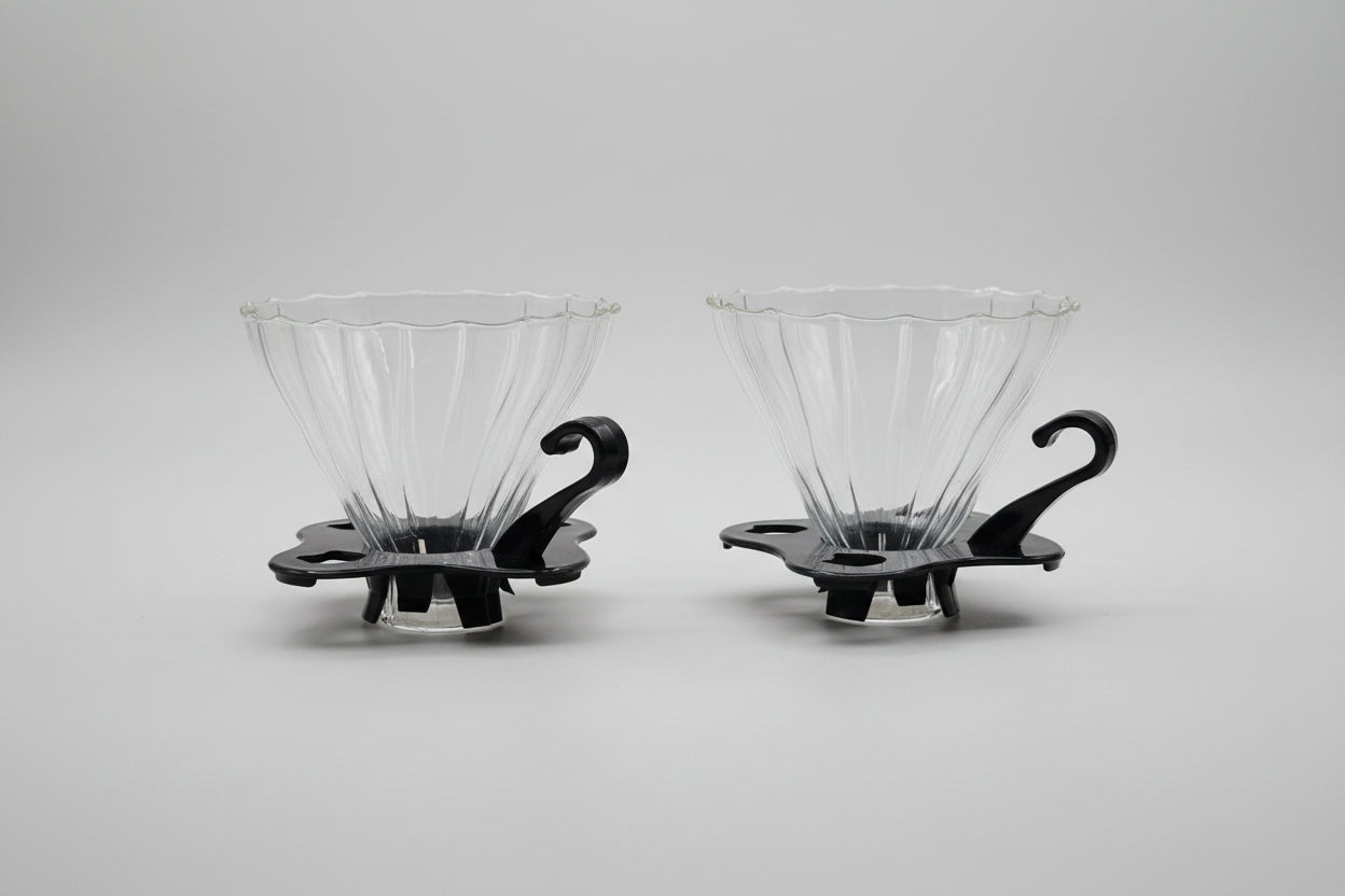 Dos drippers V60 borosilicato tamaños pequeño y grande - vista lateral tres cuartos mostrando base calada negro