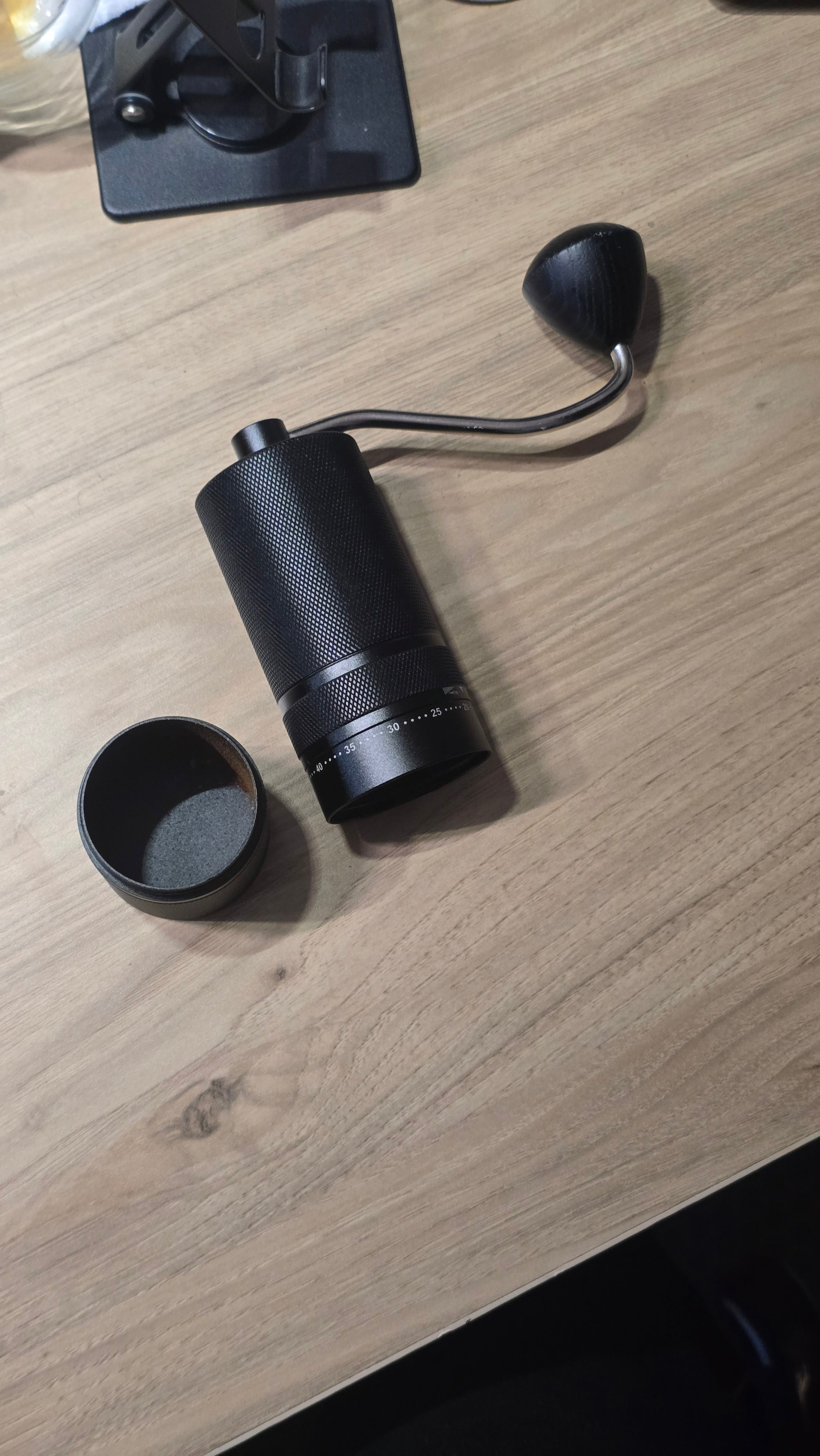Molino de café manual negro y taza receptora incluida