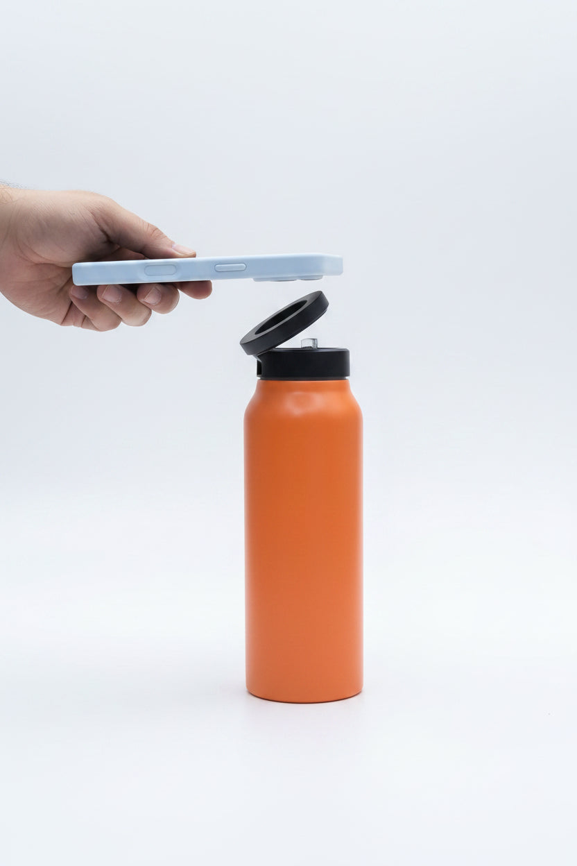 Termo isotérmico naranja con celular en soporte magnético - vista lateral