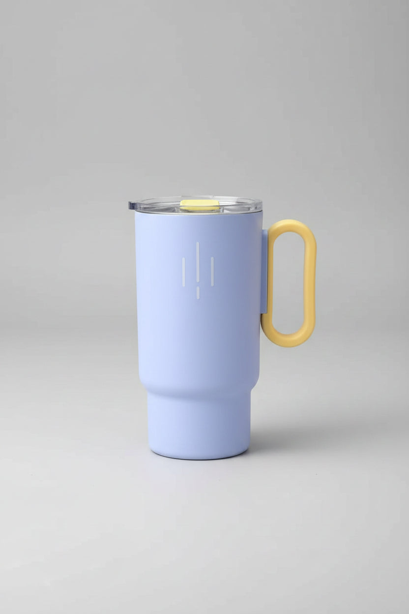 Dos termos tumbler pastel morado con asa rosa y azul pastel con asa amarilla sobre mesa madera - vista frontal