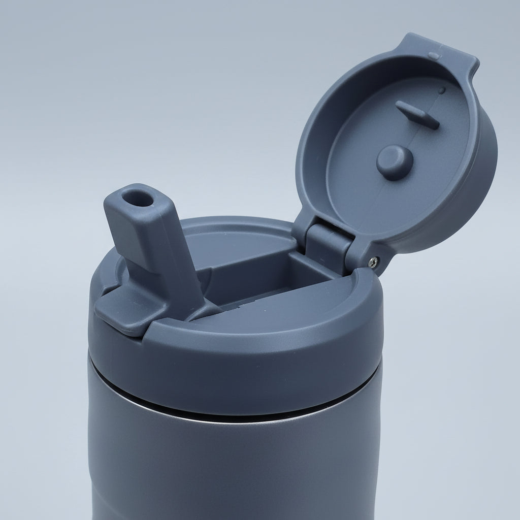 Detalle tapa flip abierta con pitillo integrado del Termo IceFlow gris oscuro - vista superior