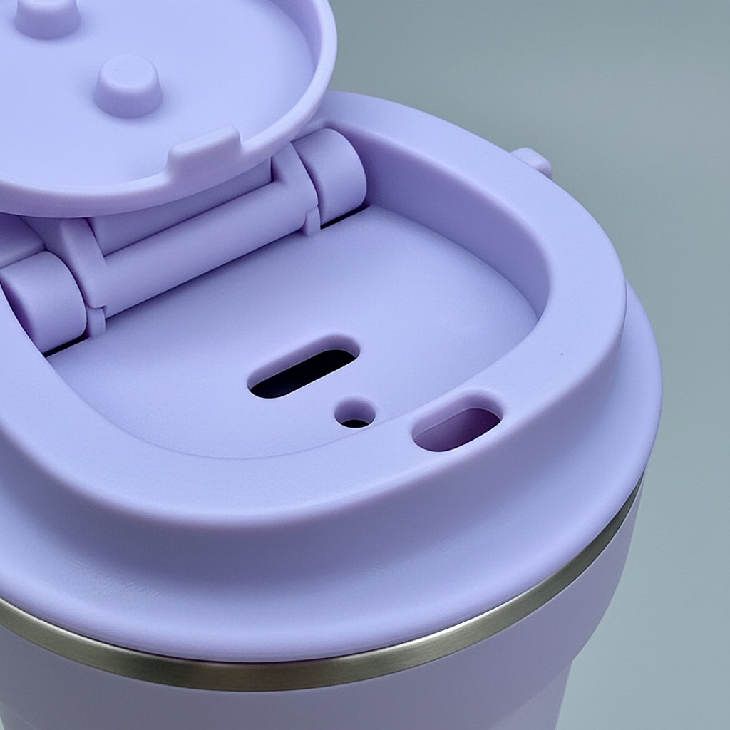 Detalle tapa flip del vaso térmico lila - vista superior con apertura antiderrame
