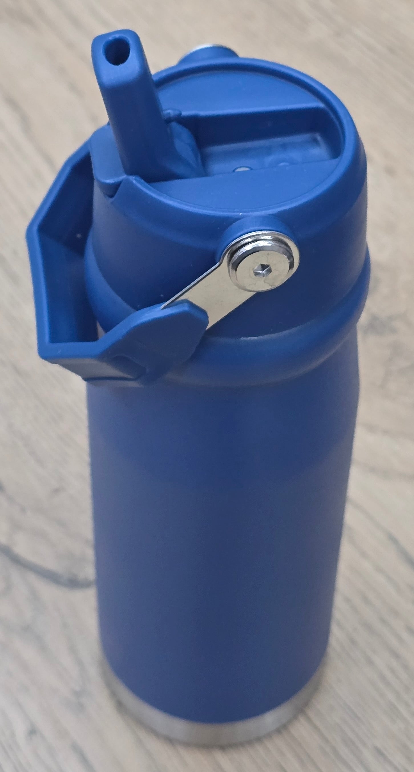 Detalle tapa flip abierta con pitillo retractil integrado del Termo Stay Chill azul marino