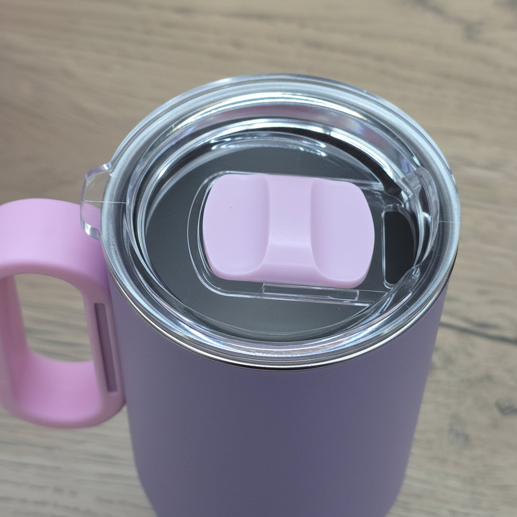 Detalle tapa transparente acrílico con botón push-button silicona rosa del termo tumbler morado pastel - vista superior