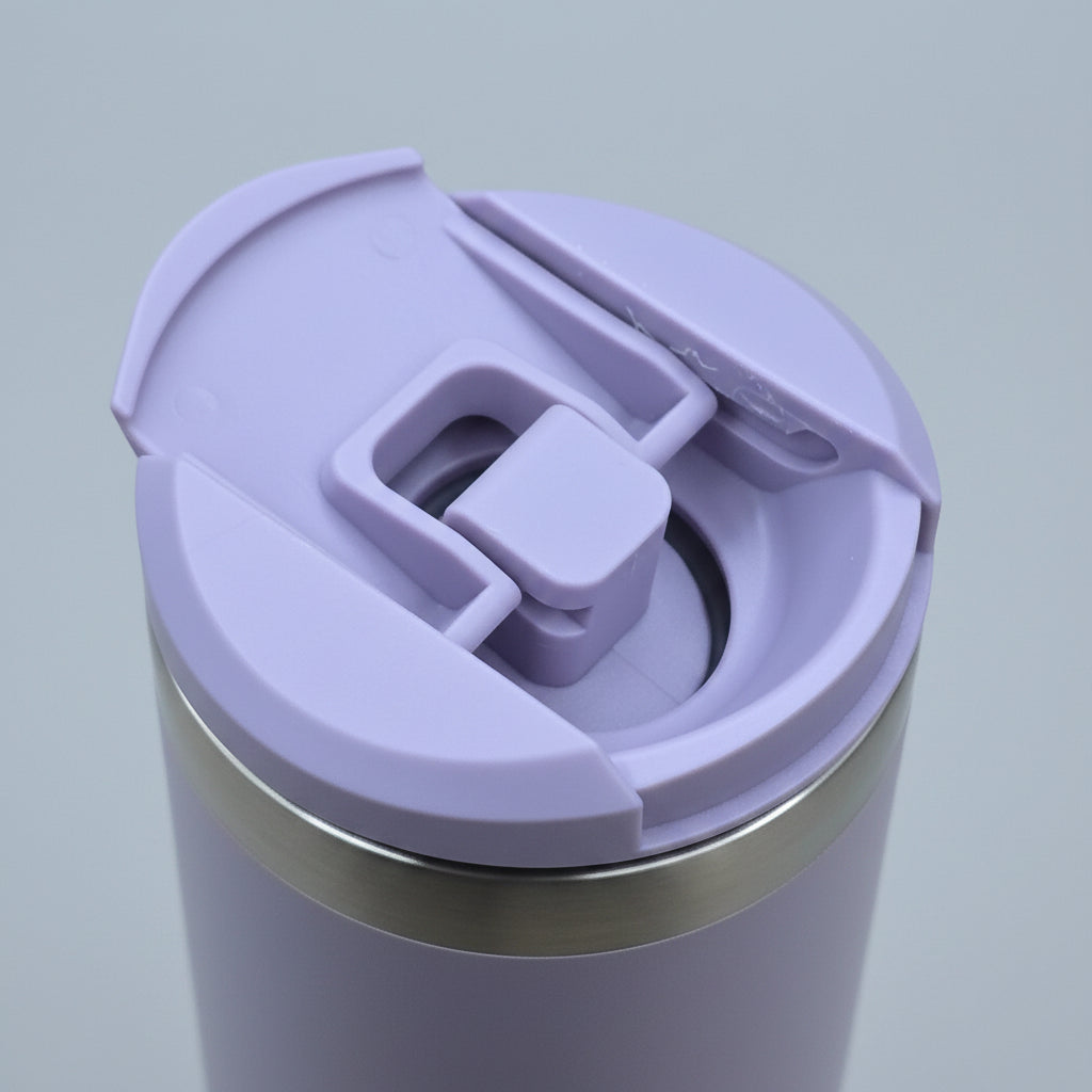 Detalle tapa flip abierta del termo slim lila - vista superior con botón de apertura