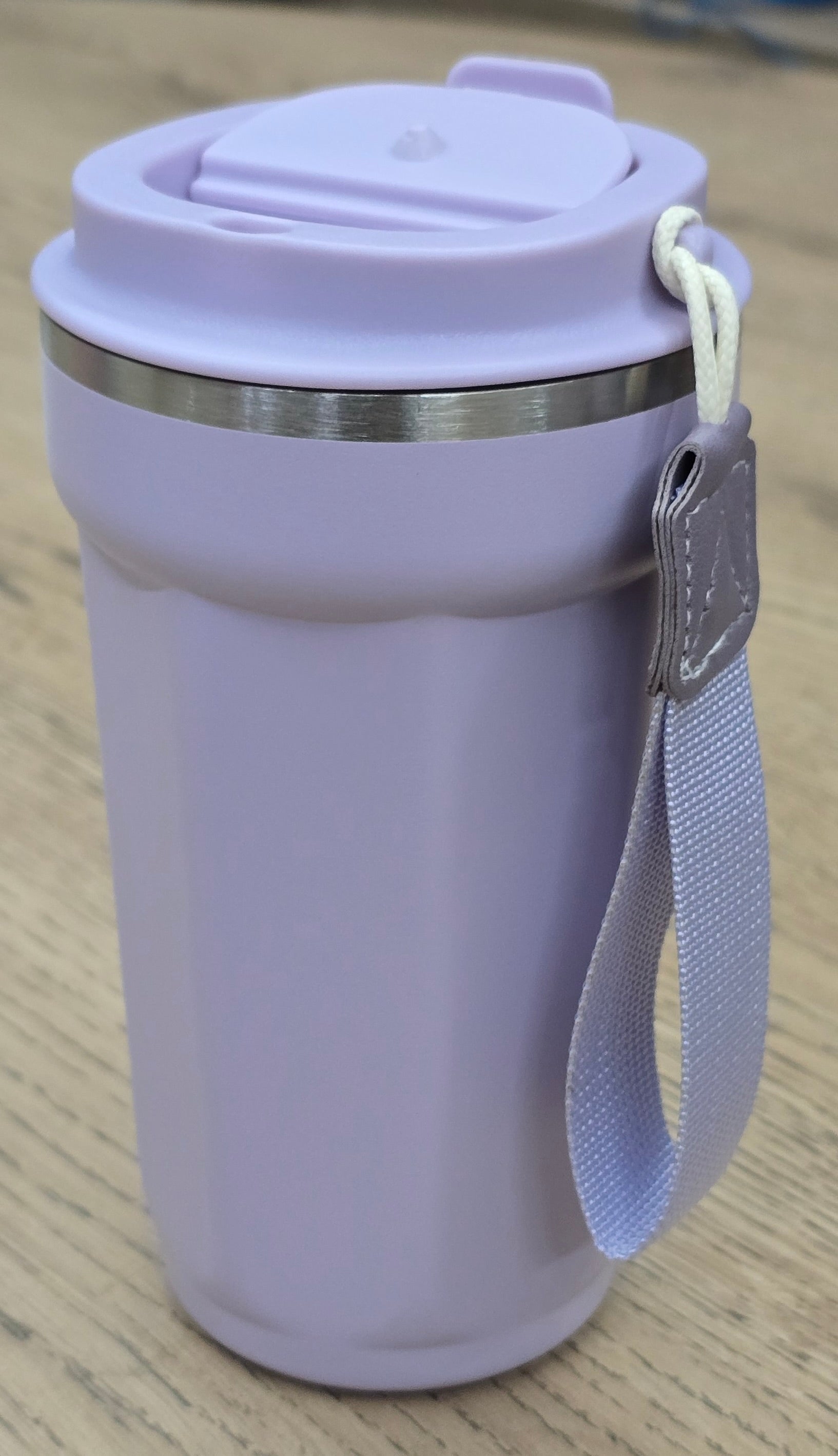 Vaso térmico lila con correa de muñeca textil - vista lateral
