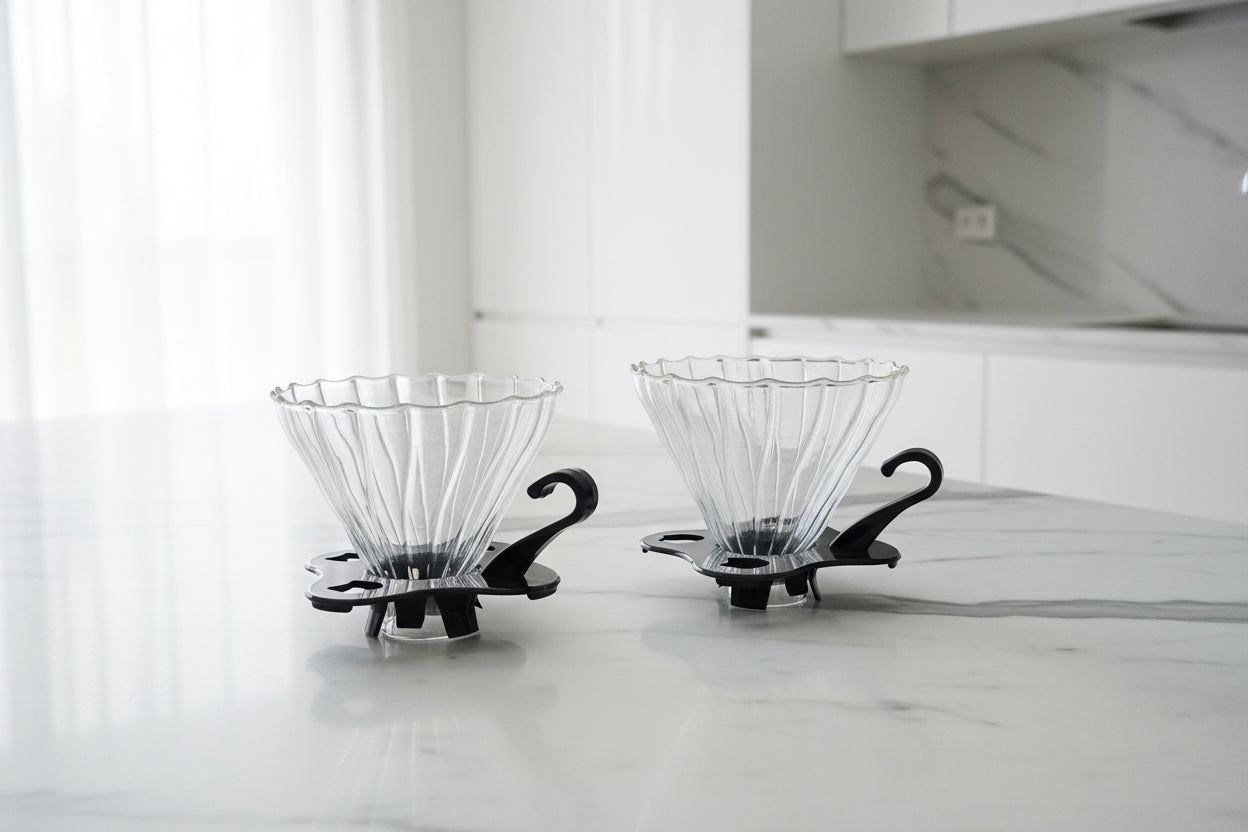 Dripper V60 borosilicato transparente detalle borde ondulado tipo flor y canales verticales - vista frontal tamaño pequeño