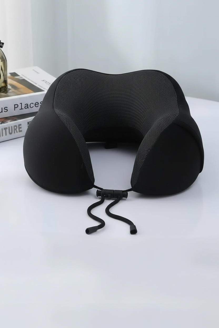 Almohada cervical de viaje negra con aberturas laterales y correa ajustable