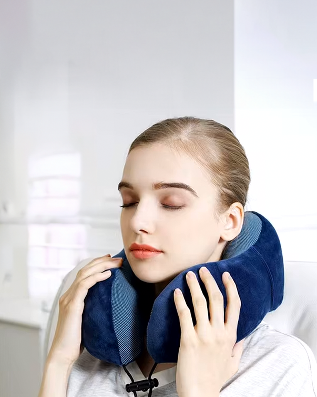Almohada cervical azul con soporte para el cuello, vista frontal cercana