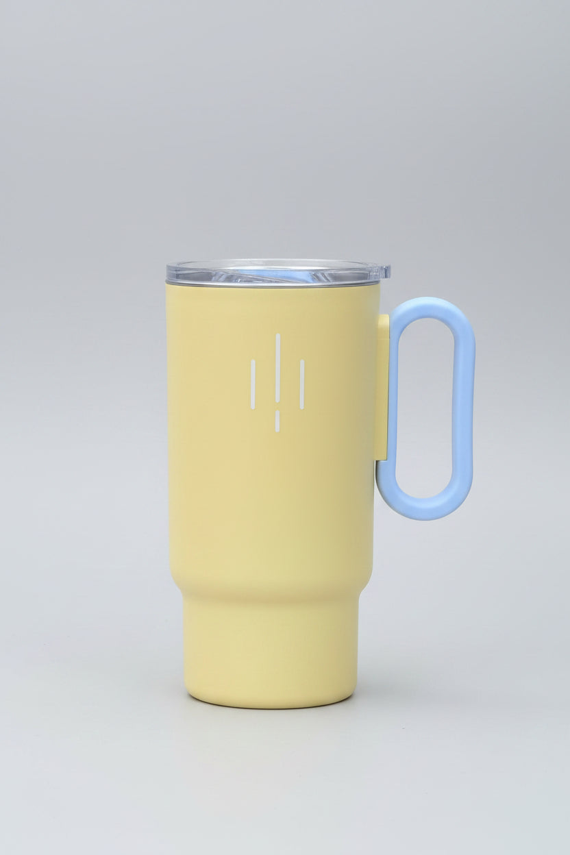 Dos termos tumbler pastel fucsia con asa blanca y amarillo con asa blanca sobre mesa madera - vista frontal