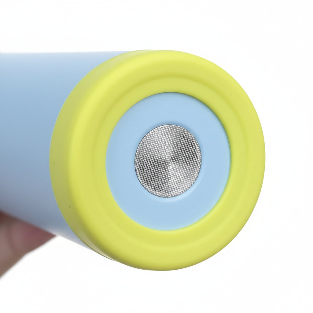 Detalle base de silicona antideslizante amarilla del termo infantil azul claro
