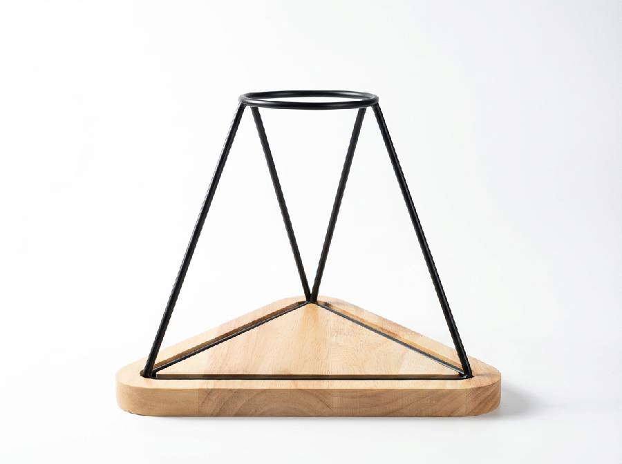 Soporte Minimalista para Gotero de Café (Pour-Over): Diseño Geométrico en Madera y Metal