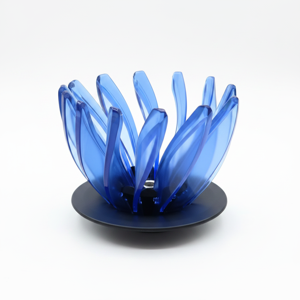 Dripper pour over flor de loto acrílico azul zafiro con base negro mate - fotografía catálogo fondo blanco