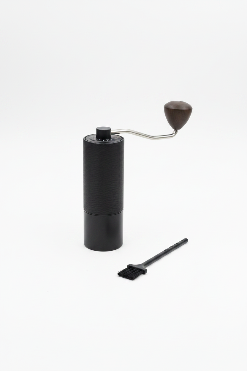Molino de café manual professional negro mate con mango de madera - fotografía catálogo fondo blanco